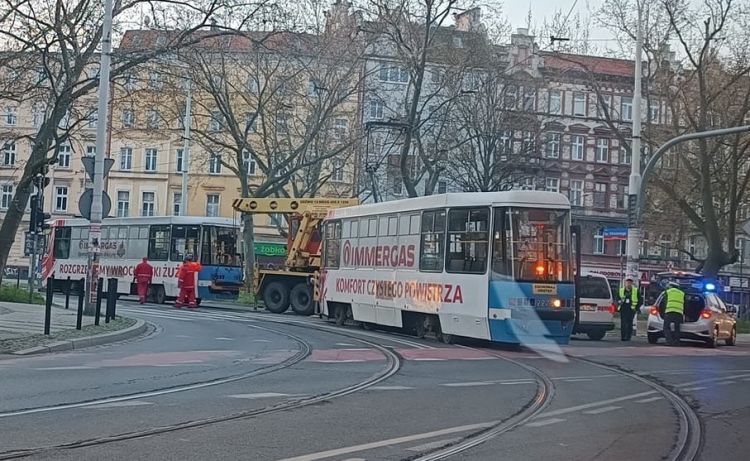 Poranne kłopoty pasażerów MPK Wrocław. Objazdy po wykolejeniu, Czytelnik