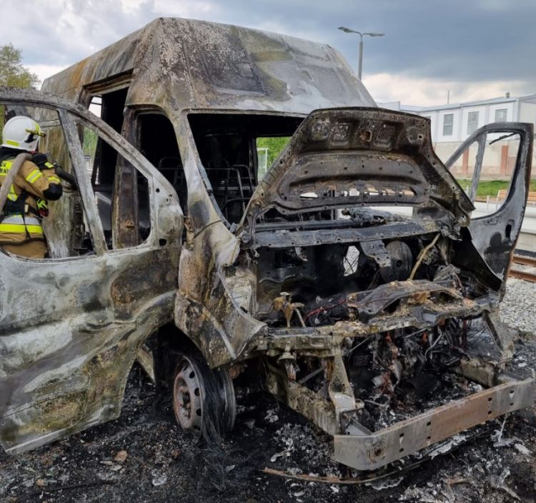 W Sobótce pod Wrocławiem doszczętnie spłonął bus, OSP Sobótka Zachodnia