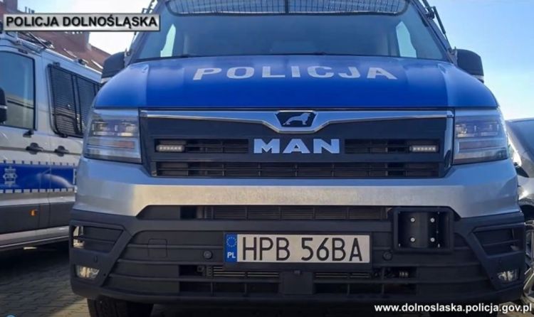 Wrocławscy policjanci dostali nowe radiowozy. Z lwem na masce, KWP Wrocław