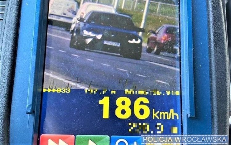 Wrocław: pirat drogowy gnał BMW prawie 200 km/h. Zostanie ukarany nie tylko za przekroczenie prędkości, KMP Wrocław