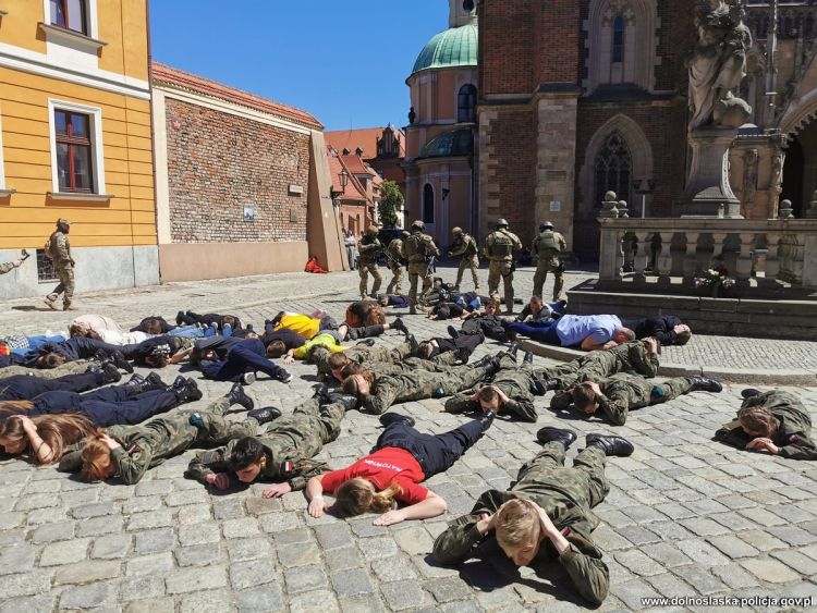 Wrocław: Desperat z bronią, bomba i zakładnicy w katedrze. Antyterroryści szykują się na czerwiec, 