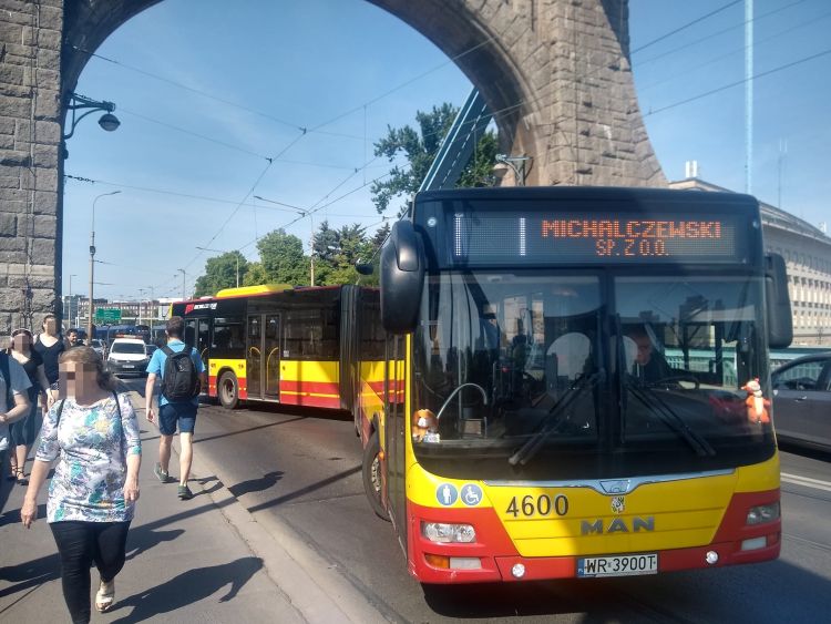 Wrocław: Co się stało z tym autobusem? Niecodzienna sytuacja na moście Grunwaldzkim, Czytelnik