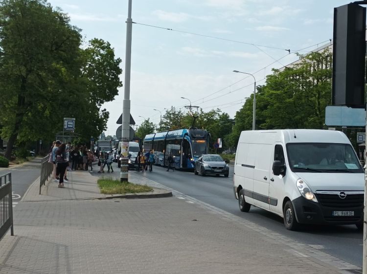 Utrudnienia dla pasażerów MPK na ul. Krakowskiej. Auto blokowało torowisko, Czytelniczka