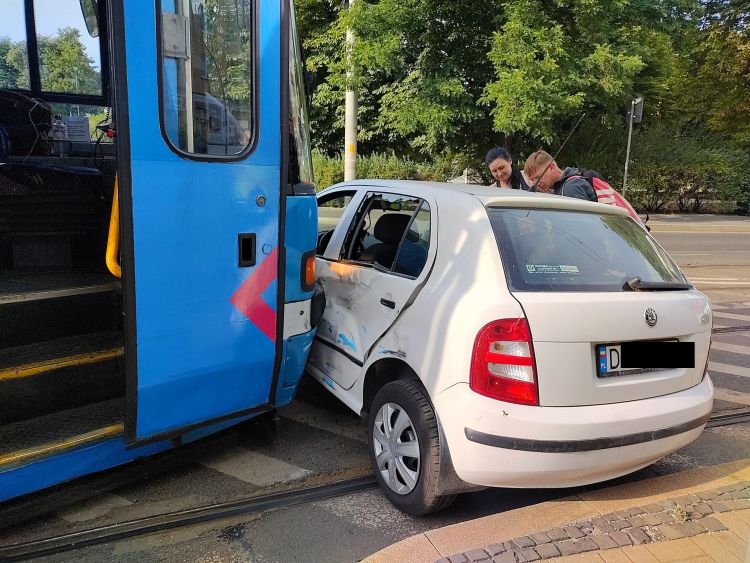 Wrocław: Tramwaj zderzył się na samochodem na Słowiańskiej [ZDJĘCIA], Pomoc Drogowa AUTO-HARD