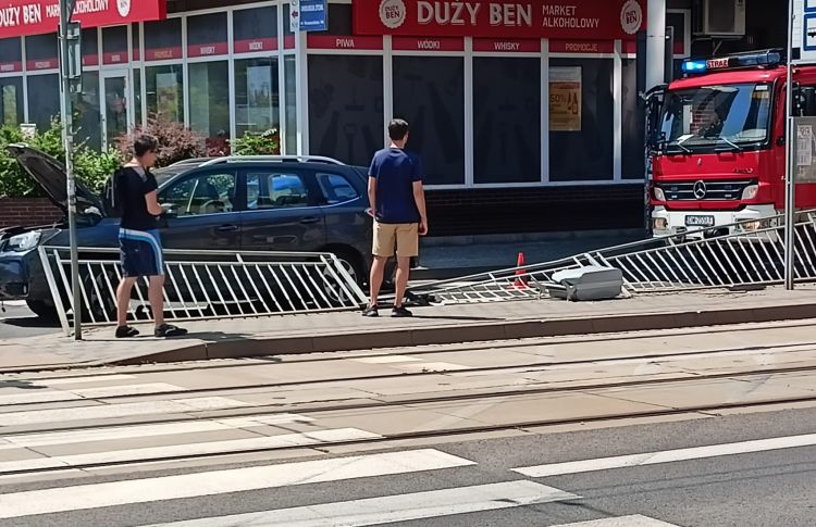 Wrocław: Auto znów staranowało przystanek. Mogło skończyć się tragicznie, Pomoc drogowa AUTO-HARD