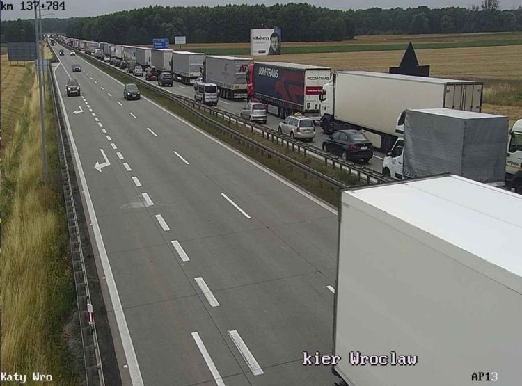 Autostrada A4: Zderzenie ciężarówki z autem na jezdni w stronę Wrocławia, traxelektronik