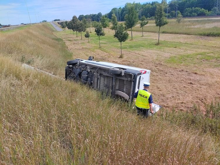 Wrocław: Bus wypadł z drogi, kierowca w szpitalu [ZDJĘCIA], Pomoc Drogowa AUTO-HARD
