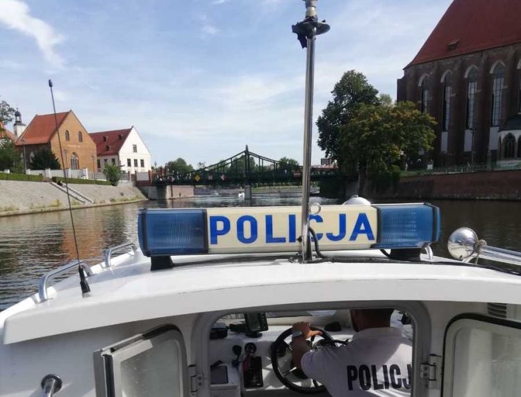 Wrocław: Przewrócony kajak i dwie osoby w Odrze. Interweniowała policja, KWP Wrocław