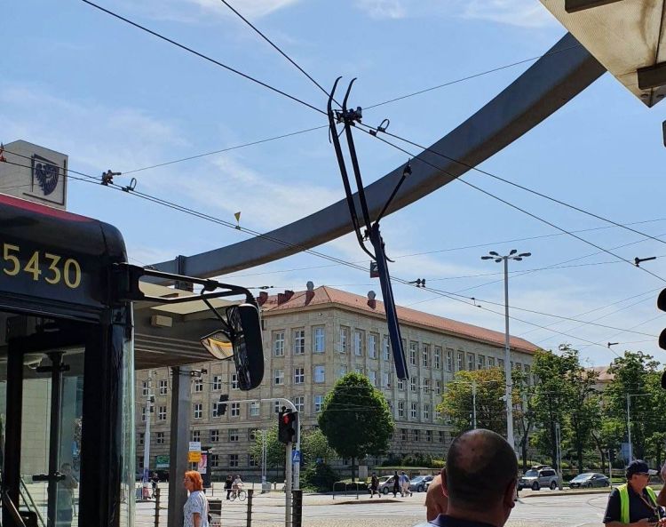 Wrocław: Uszkodzony pantograf tramwaju i naprawa sieci trakcyjnej. Objazdy, Tomasz Kucofaj