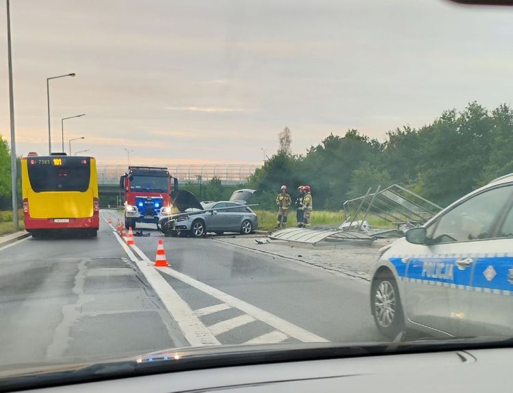Wrocław: Wypadek na Królewieckiej. Kobieta jadąca audi skasowała przystanek [ZDJĘCIA], AWZ