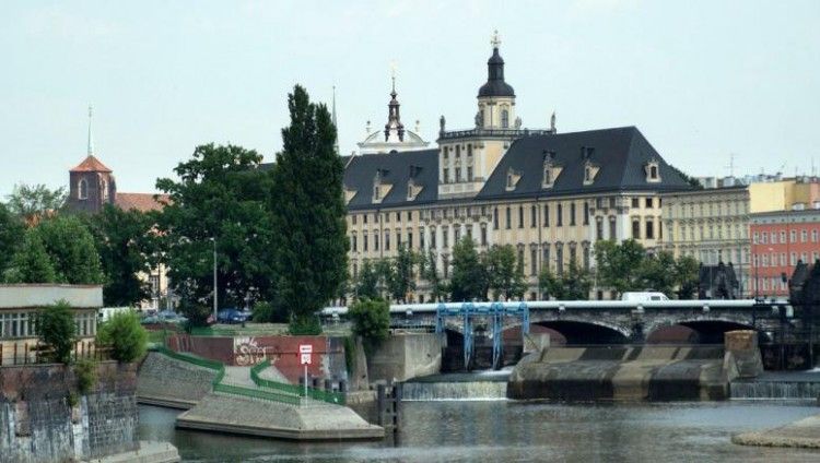 Wrocław: Mężczyzna wskoczył do Odry. Z wody wyciągnęła go straż pożarna, archiwum