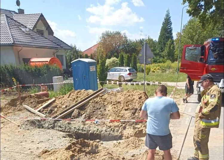Wypadek pod Wrocławiem. Robotnik przysypany w wykopie przez osuwającą się ziemię, OSP KSRG Gniechowice
