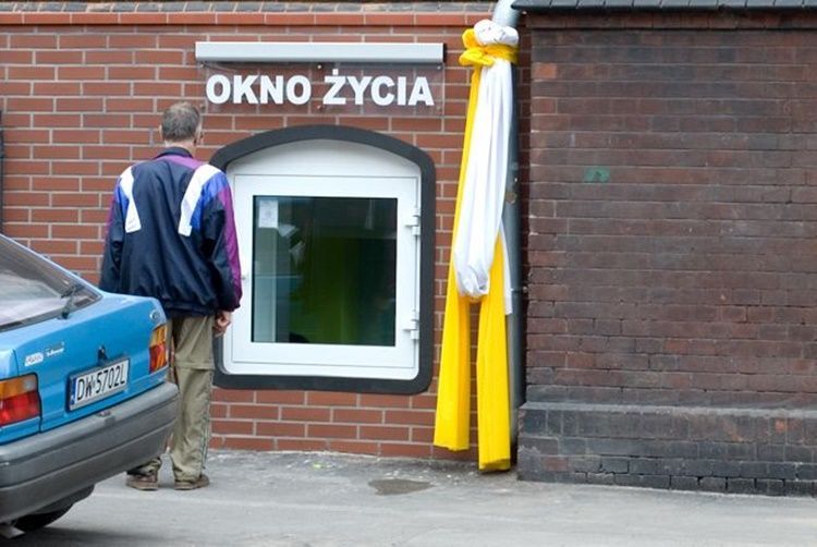 Wrocław: Okno Życia regularnie demolowane. Siostry zakonne proszą o pomoc, archiwum