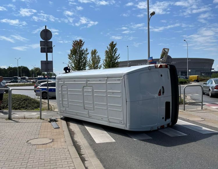 Wrocław: Wypadek koło stadionu. Bus leżał na boku [ZDJĘCIA], Paweł