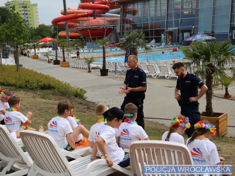 Po ataku pedofila w aquaparku policja ostrzega dzieci przed obcymi, KMP we Wrocławiu