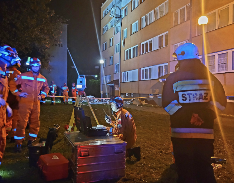 Wybuch butli z gazem w dużym budynku. Eksplozja wyrwała ścianę, OSP Jednostka Ratownictwa Specjalistycznego we Wrocławiu