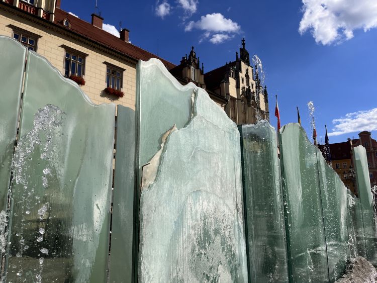 Wrocław: Fontanna na Rynku do remontu. Ktoś rozbił jej szklane płyty, Jakub Jurek