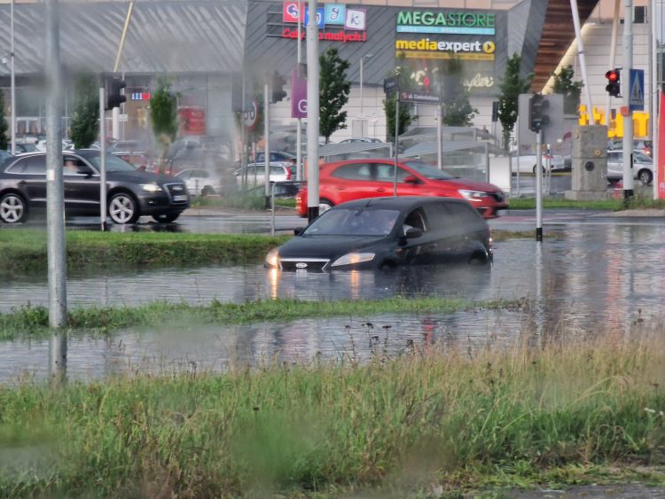 Cyklon Peggy we Wrocławiu. Drzewo spadło na człowieka, ulice pod wodą, Kamil Gardyński