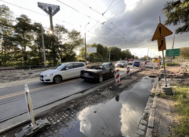 Wrocław: Budowa Alei Wielkiej Wyspy. Wylewają asfalt, nie jeżdżą tramwaje, Jakub Jurek