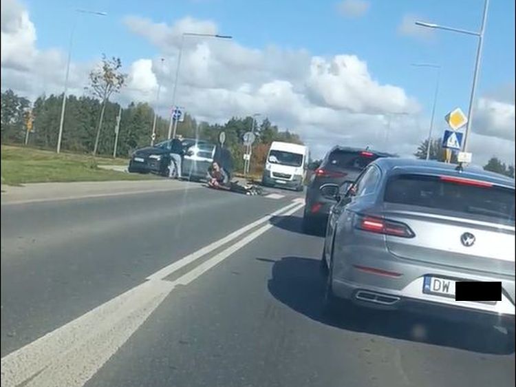 Wrocław: Potrącenie rowerzysty koło lotniska. Zmiana przepisów zbiera żniwo?, Screen z nagrania internauty
