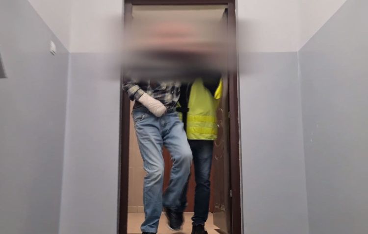 Wrocław: Pedofil zwabił 13-latkę do mieszkania i próbował wykorzystać [WIDEO], KMP Wrocław