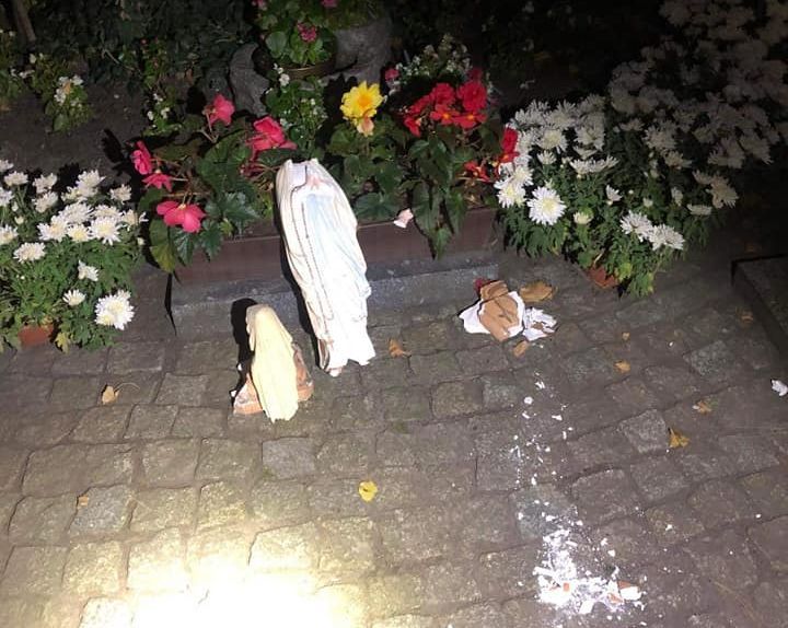 Podczas zabawy na Halloween zdewastowali cmentarz i okolice kościoła? Matka Boska bez głowy, OSP Pustków Żurawski