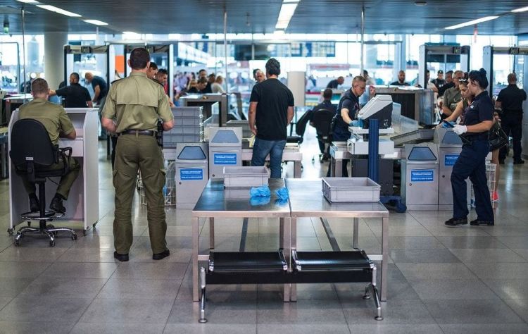Wrocław: Ewakuacja na lotnisku. Właściciel podejrzanego plecaka poszukiwany, Straż Graniczna