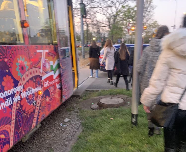 Wrocław: Samochód zepsuł się tuż przy torowisku. Tramwaje kursowały objazdami, Nina Bartyzel