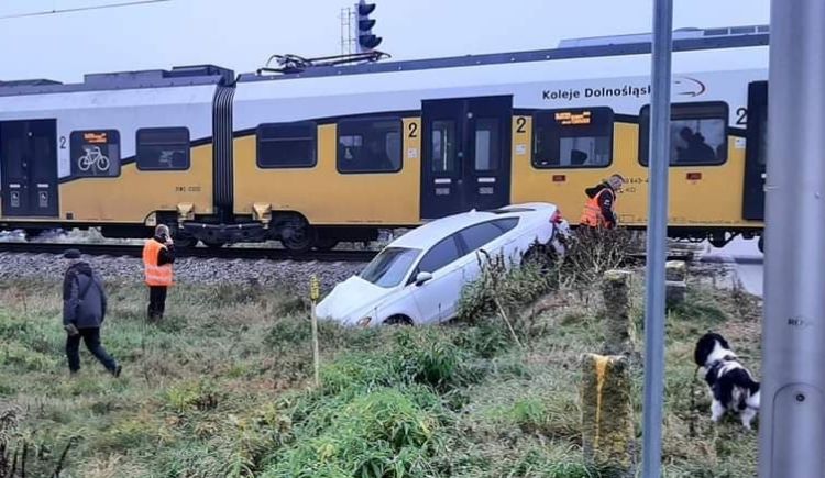 Wypadek we Wrocławiu: Auto z matką i dwójką dzieci wjechało pod pociąg, is