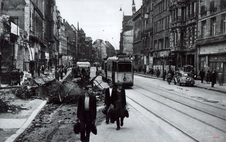 Wrocławianie kilka chwil po wojnie. Zobacz, jak wyglądało życie miasta, fotopolska.eu