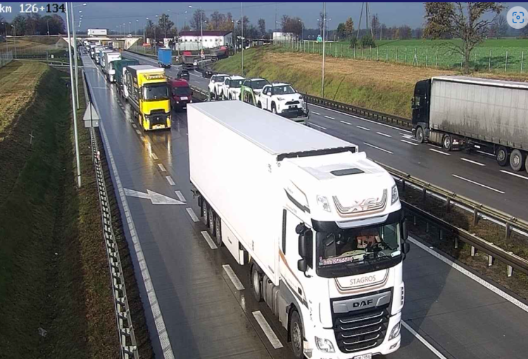 Ogromny korek na A4 do Wrocławia po awarii ciężarówki, 