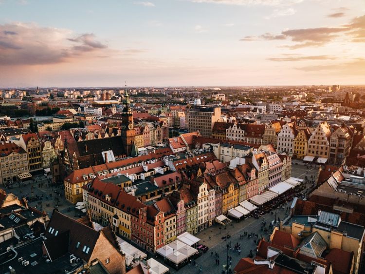 Wybieramy mieszkanie we Wrocławiu – jakie udogodnienia w okolicy są najważniejsze dla rodzin z dziećmi?, AdobeStock