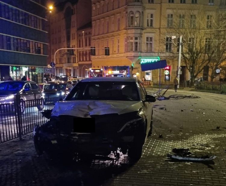 Wrocław: Wypadek na placu Jana Pawła II. Samochód wjechał w ludzi, jedna osoba w szpitalu, Czytelnik