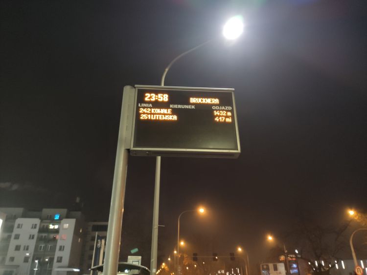 Na autobusy nocne we Wrocławiu poczekasz! Awaria tablicy na przystanku, Arkadiusz Bajer