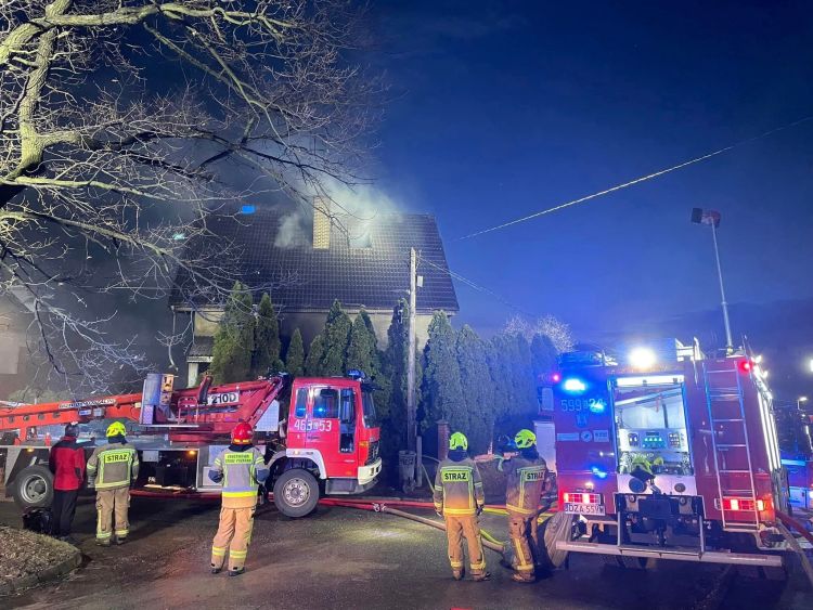 Pożar domu pod Wrocławiem. Dwie osoby poszkodowane, OSP Kamienna
