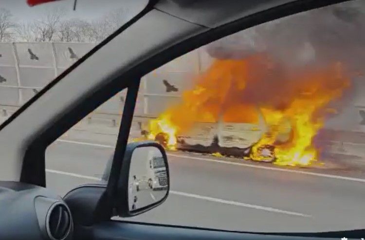 Pożar BMW na autostradzie A4. Duże utrudnienia w ruchu, bw