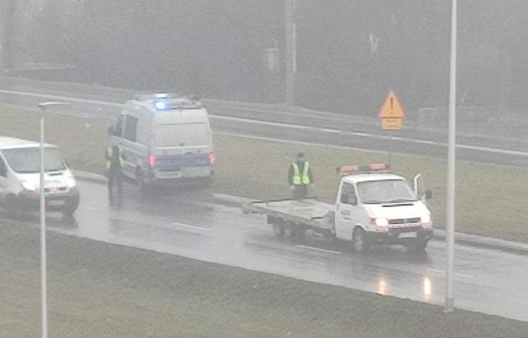 Wrocław: Policjanci przyjechali do interwencji i zakopali radiowóz [ZDJĘCIA], Czytelnik
