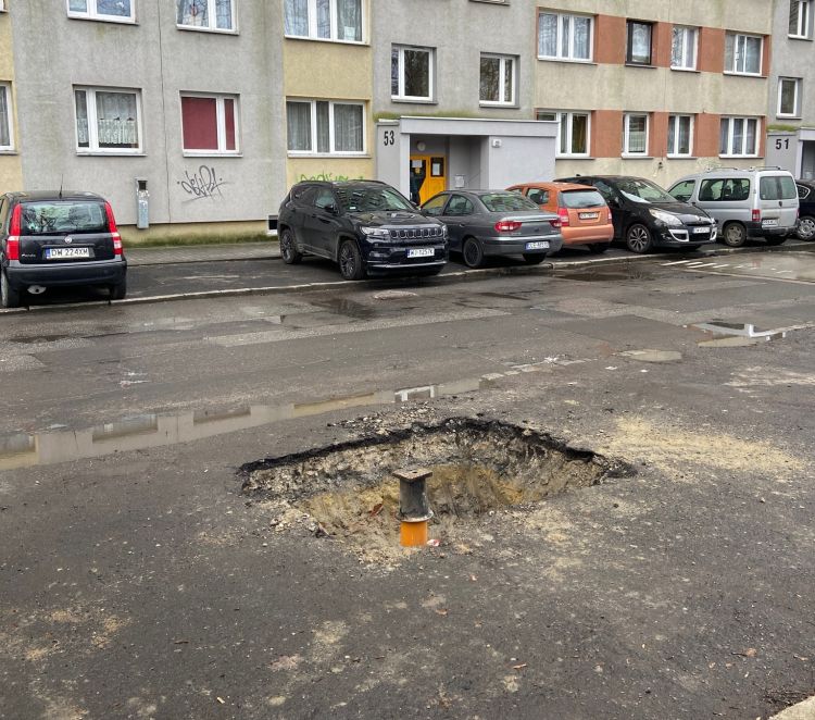 Dziura-gigant w ulicy bez żadnych zabezpieczeń. Miasto umywa ręce, gazownicy zdziwieni, Wrocław Zdarzenia/FB