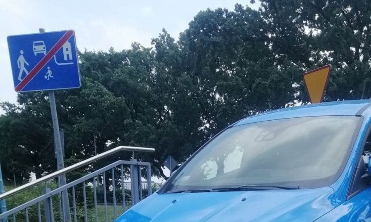 Wrocław: Ten kierowca znalazł sposób na brak miejsc parkingowych [ZDJĘCIA], Czytelnik