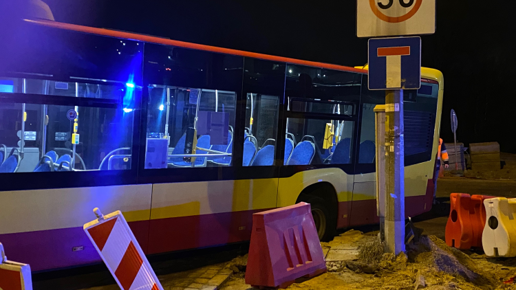 Autobus ugrzązł w prowizorycznej ulicy przy Mostach Chrobrego i zablokował całą okolicę, Tuwroclaw.com