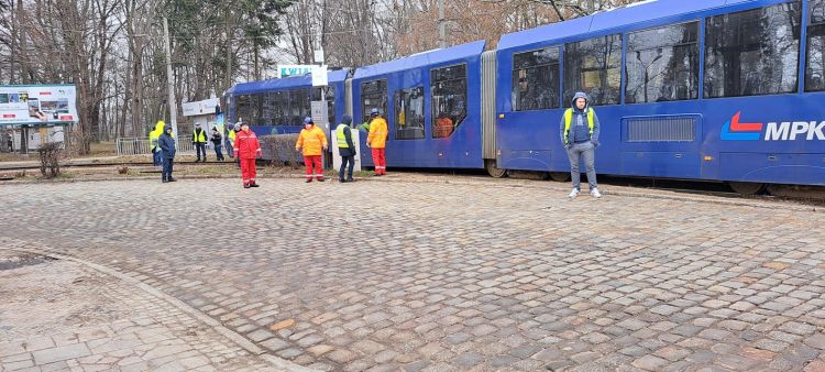 Wrocław: Wykoleił się tramwaj. Do pętli na Sępolnie nie dojedziemy, fot. Marcin, zdjęcie nadesłane przez czytelnika