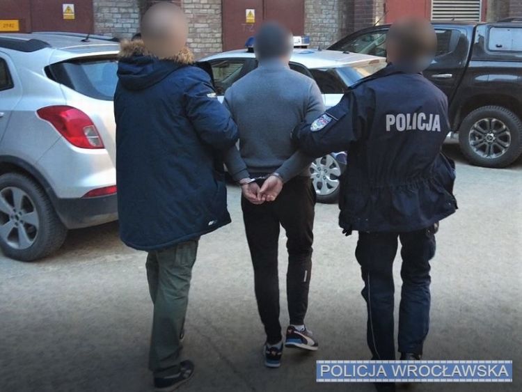 Wrocław: Seryjny złodziej zatrzymany. Okradał mieszkania podając się m.in. za hydraulika i pracownika urzędu, KMP Wrocław