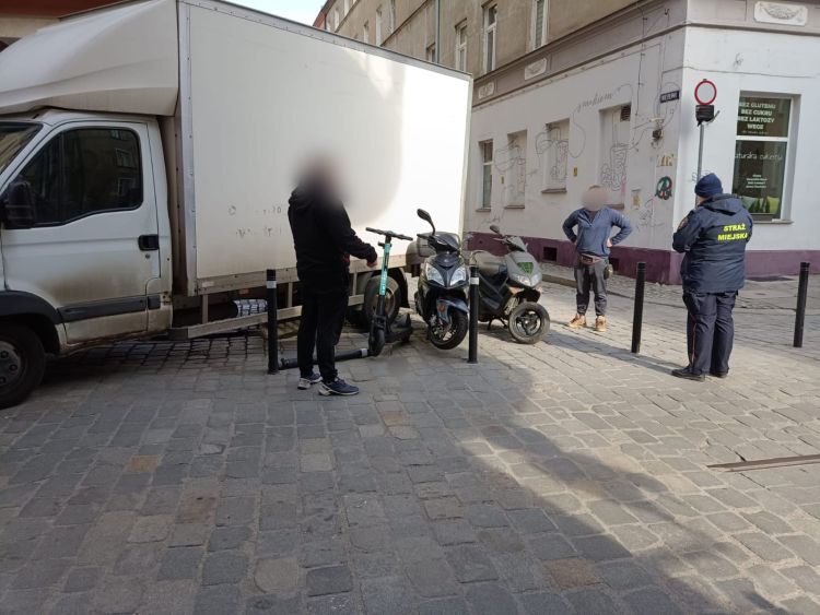 Wrocław: Kłótnia ze strażnikami miejskimi koło Rynku. Dostawczak zablokował ulicę [WIDEO], Straż Miejska Wrocławia