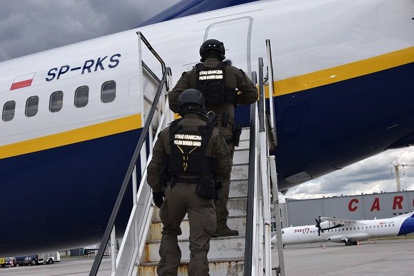 Wrocław: Pijani i agresywni pasażerowie wyprowadzeni z samolotu, Nadodrzański Oddział Straży Granicznej