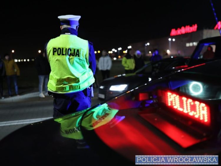 Nielegalne wyścigi we Wrocławiu. 6 osób zatrzymanych podczas nocnej akcji policji, KWP Wrocław