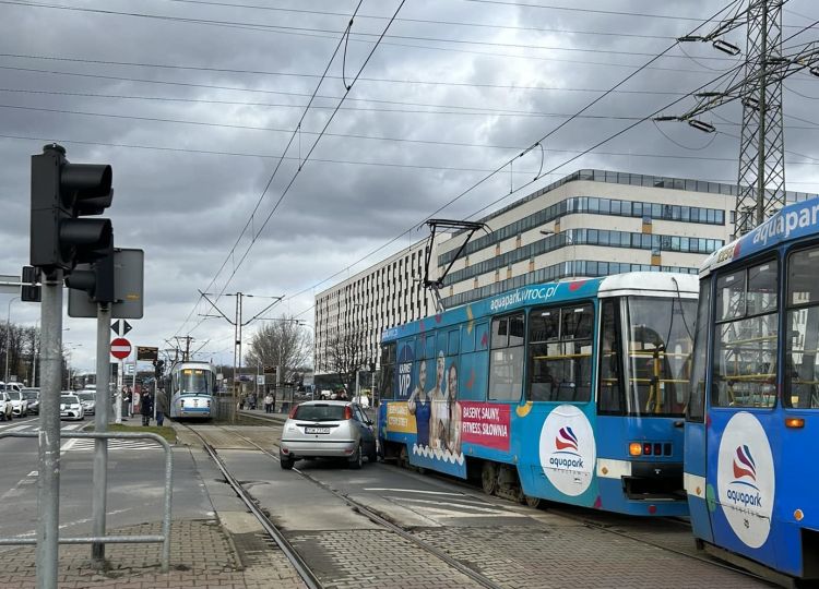 Wrocław: Po wypadku tramwaju i osobówki utrudnienia na ul. Legnickiej, Czytelniczka