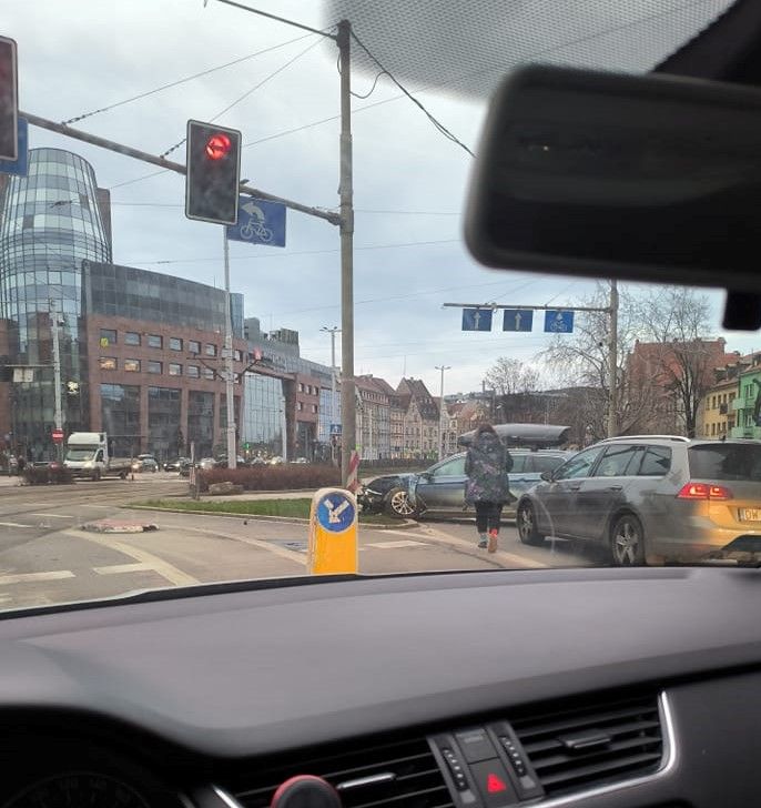 Wrocław: Wypadek na ul. Kazimierza Wielkiego. Samochód uderzył w słup sygnalizacji świetlnej, Kamil Kominiak