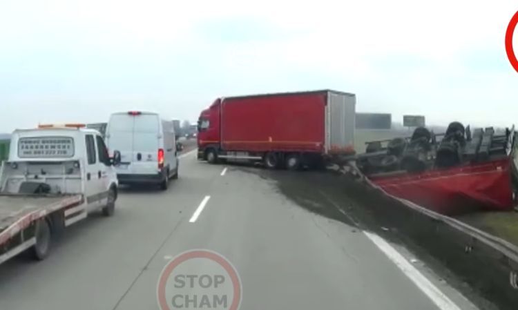 Na autostradzie A4 przewróciła się ciężarówka. Wypadek nagrał inny kierowca [WIDEO], STOP CHAM