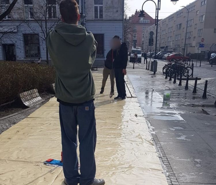 Wrocław: Czyścili plandekę na chodniku, a ścieki płynęły na ulicę, Straż Miejska Wrocław