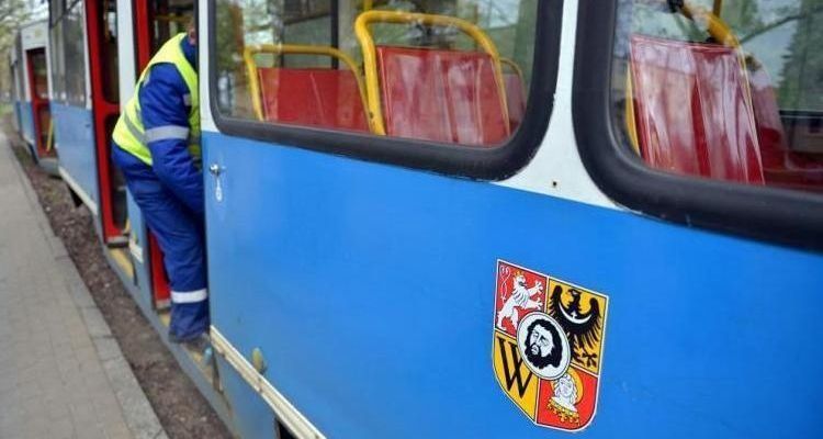Wrocław: Wypadek na alei Karkonoskiej. Tramwaj zderzył się z samochodem, archiwum
